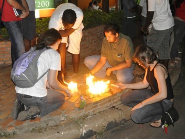 Estudantes acendem velas em luto pelo colega. Foto de Deivison Almeida (usada com permissão).