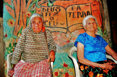 Sisters who were born and grew up in the community, 110 and 84 years old. Photo by Racismo Ambiental (CC BY-NC 2.5 BR).