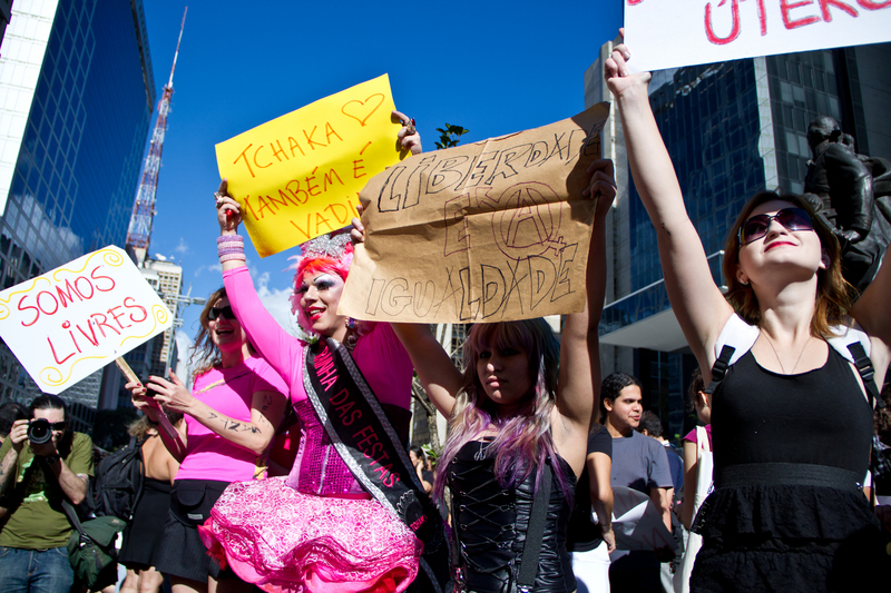 Manifestantes seguram cartazes dizendo "Liberdade e Igualdade". Foto de Renato Batata copyright Demotix (26/05/2012)