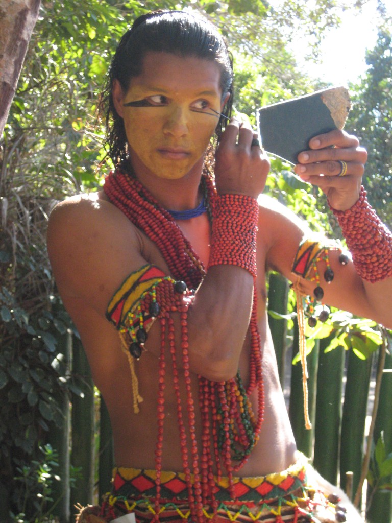 foto: Índio Pataxó se pintando, na Reserva Jaqueira, por Deborah Icamiaba