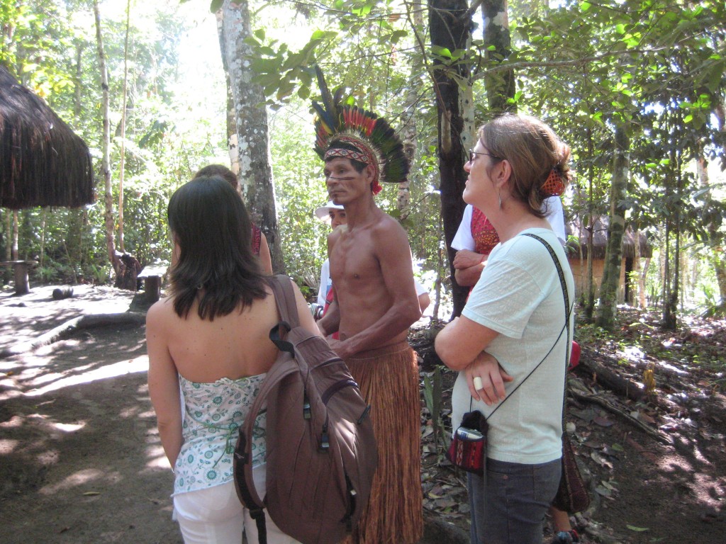 Des Indiens Pataxó font visiter la réserve de Jaqueira à des touristes. (Photo de Deborah Icamiaba)