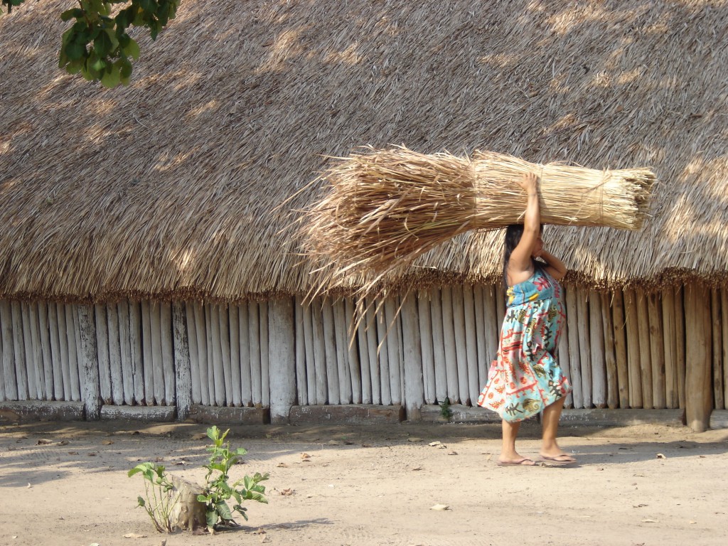 Une femme indienne au travail. (Photo de Deborah Icamiaba)