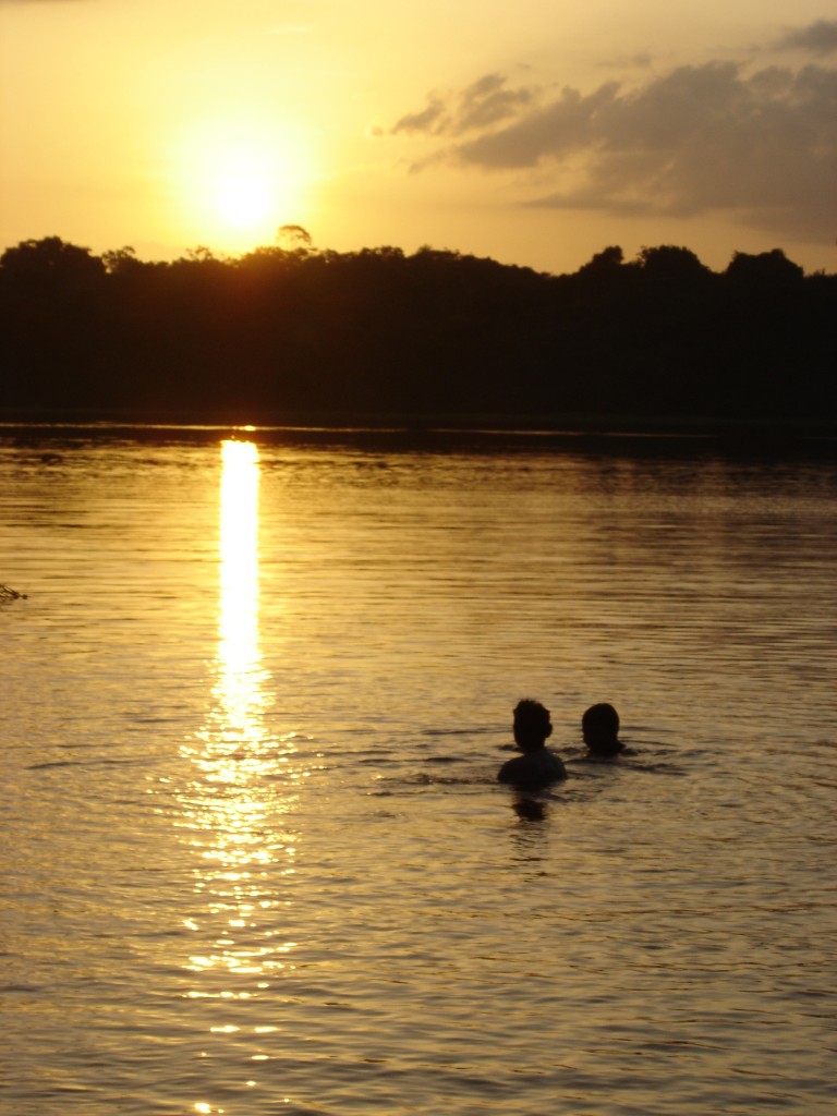 Deux jeunes garçons indiens nagent dans la rivière. (Photo Deborah Icamiaba)