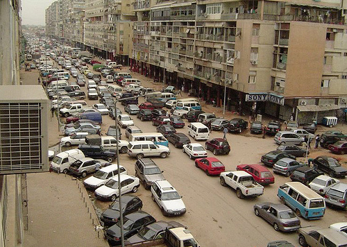 Embotellamiento de tráfico en Luanda. Foto subida el 23 de junio de 2008 por el usuario de Flickr azeite, con licencia de Creative Commons