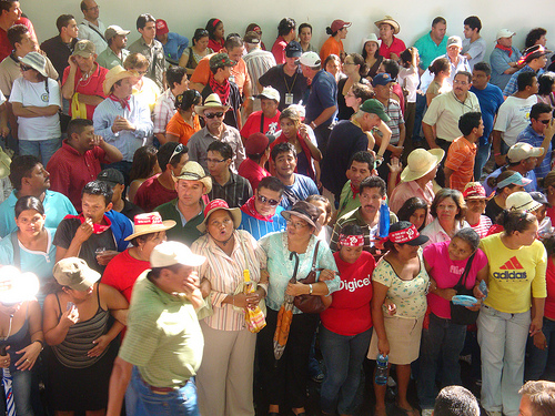 Protesto em frente à embaixada do Brasil em Honduras. Foto por vredeseilanden no Flickr.