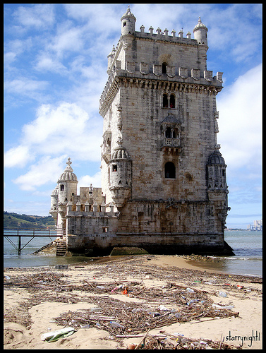 Torre de Belém em Portugal rodeada por lixo. Foto por starrynight1 no Flickr.
