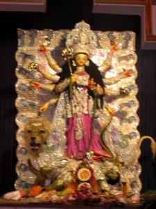 Deusa Durga derrota Mahisasura. Foto de Aparna Ray