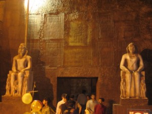 Tema egípcio no pedestal de Kolkata do sul. Foto de Aparna Ray