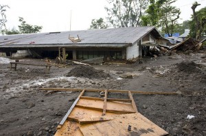 Desmoronamento causado pelo Tufão Ketsana numa vila em Pampanga. Foto de susancorpuz90 no Flickr. 