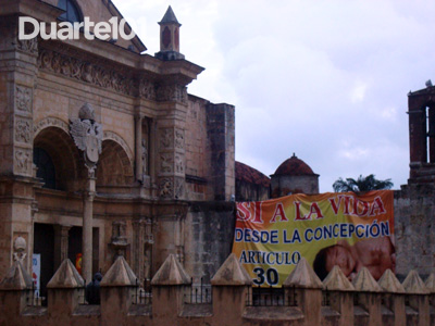 Cartaz da oposição ao aborto na Catedral de Santo Domingo, por Duarte 101. Imagem usada com permissão.