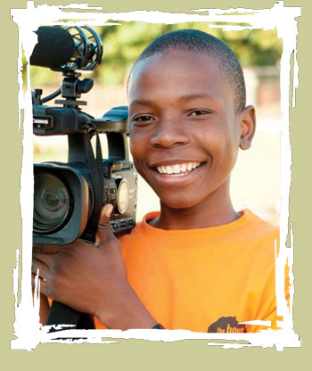 O jovem cineasta Alcides Soares, orfão de AIDS com 16 anos, um entre meio milhão de orfãos vivendo em Moçambique atualmente.