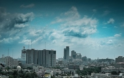 Horizonte de Karachi. Imagem do Flickr por Kashiff usada sob uma licença pela Creative Commons.