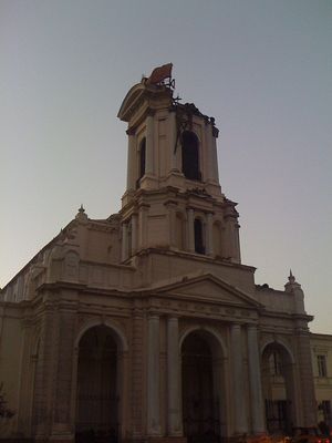 Foto dos danos da Igreja Nuestra Señora de la Divina Providencia em Santiago. Tirada por Julio Costa Zambelli e usada sob licença pela Creative Commons.