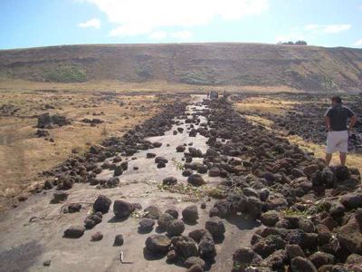 Foto de uma barreira de pedras danificada na Ilha de Páscoa por Alejandro Tucki