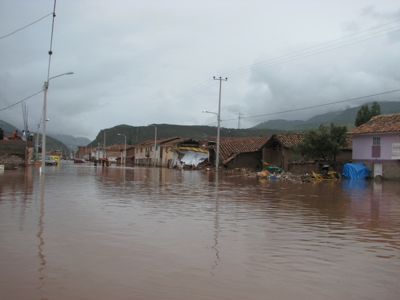 A rua inundada em Huacarpay, foto de Zenobio Valencia e usada com permissão.