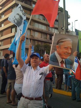 Um eleitor do Piñera mostra seu apoio ao ditador Augusto Pinochet. Foto tiradaa por Darcy Vergara, usuária do Flickr darcy_vergara, e usada sob uma licença Creative Commons.