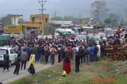 Greve no Nepal. Imagem pelo usuário do Flickr Nepaliaashish, usada sob uma licença Creative Commons.