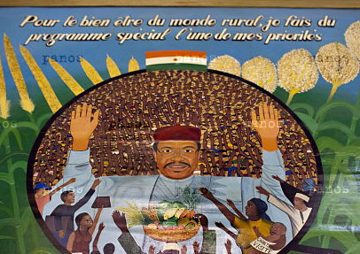 Um mural de Mamadou Tandja na parede do escritório do Presidente. Foto por Jacob Silberberg para a Panos Pictures.