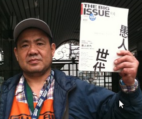 Sr. Jia, que vende a primeira edição do "The Big Issue Taiwan". Foto cortesia de AmberTaipei.