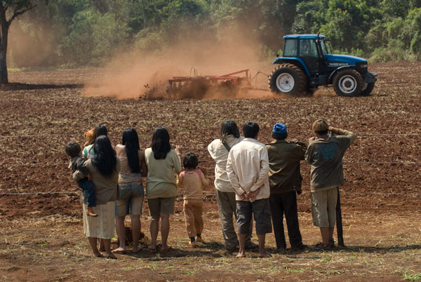Il film 'La terra degli uomini rossi' del 2008 ha portato attenzione internazionale alla situazione dei Guarani