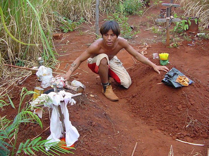 "Denouncement: Massacre of Indigenous Guarani Kaiowá in Mato Grosso!", from Blog Fórum Educação (be aware of shocking images)