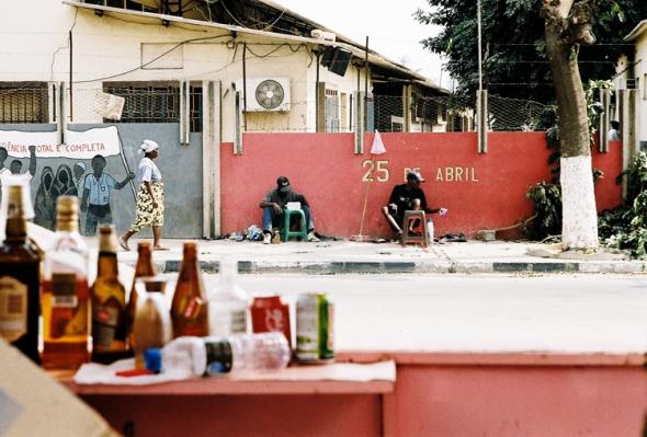 A proposta do Buala, pretende “criar novos olhares, despretensiosos e descolonizados”. Fotografia: Sérgio Pinto Afonso no artigo “Luanda, um estado de urgência” por Marta Lança
