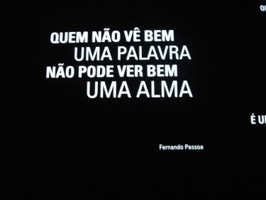 Poema de Fernando Pessoa: Quem não vê bem uma palavra, não pode ver uma alma. Foto: Lu Freitas no Flickr. CC BY-NC-SA 2.0