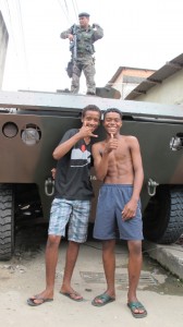 Residents of Cidade de Deus find ways to have fun during Obama’s visit. Twitpic from @djvivireis