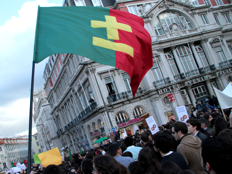 "Proposal to update the Portuguese flag, together with the increase of the length of the national anthem to two times, reducing the speed to half, institutionalizing in video with a loop editing, first backwards and then forwards. This intention in keeping with the reality of our country." Photograph by Miguel Januário from the site maismenos.net, used with permission