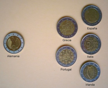 Zwei-Euro-Münzen aus Portugal, Italien, Irland, Griechenland und Spanien (die als „PIGS“ bezeichneten Sorgenkinder Europas), gegenüber einer Zwei-Euro-Münze aus Deutschland. Foto von Flickr-Nutzer Landahlauts (Creative Commons 2.0 BY-NC-SA).
