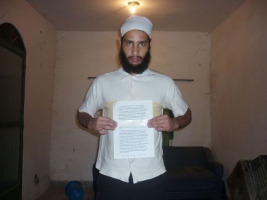 photo of Wellington holding his suicide note. Circulated by the police