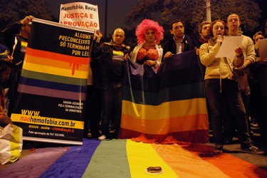"Alguns preconceitos só terminam por lei" - Ato em repúdio aos crimes homofóbicos na Parada Gay SP 2009. Foto no Flickr de Marcel Maia, com licença Creative Commons 2.0