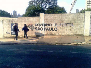 Elitist Government of Sao Paulo. A graffit protest on the wall where the Higienópolis subway station was planned. Twitpic by @mundano_sp.