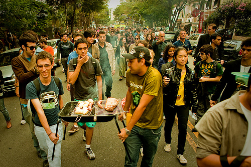 Churrasco ambulante (Walking barbecue). Photo by Luís Eduardo Catenacci, shared on Flickr (CC BY-NC-SA 2.0).