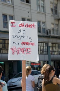 "Eu não fiz nada para merecer estupro". Imagem de Steve Rhodes no Flickr, sob licença Creative Commons 2.0 (by-nc-nd)