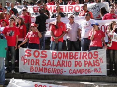 Firefighters on strike in Rio de Janeiro - SOS Firefighters: worst salary in the country. Photo by Mariana Criola on Flickr (CC BY-SA 2.0)