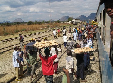 Vendedores de pão no comboio de Nampula para Mutuáli, Moçambique, 2009. Foto de Rosino no Flickr (CC BY-SA 2.0)