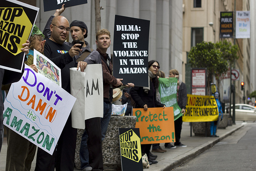 Manifestantes con pancartas a las puertas del consulado brasileño en San Francisco, EEUU. Foto de International Rivers en Flickr (CC BY-NC-SA 2.0)