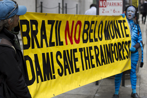 Gritos de "Brasil: ¡no a la presa de Belo Monte! ¡Salvemos la selva tropical!" a las puertas del consulado brasileño en San Francisco, Estados Unidos de América. Foto de International Rivers en Flickr (CC BY-NC-SA 2.0)