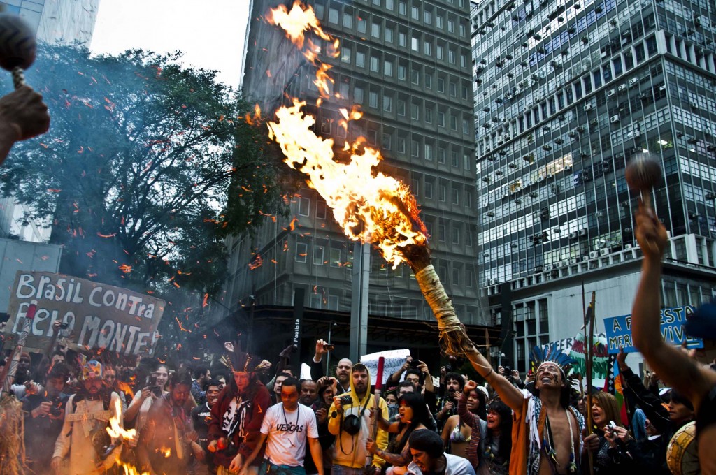 Los manifestantes marchan y queman una efigie en protesta por la construcción de la central eléctrica de Belo Montede. São Paulo, Brasil. Foto de Cris Faga, derechos de Demotix (20-08-2011)