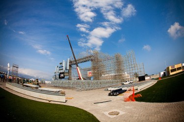 Palco principal do Rock in Rio 2011 ainda em construção. Foto de Mel Toledo (CC BY-NC-SA 2.0) 