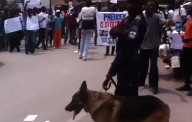 Manifestantes enfrentam polícia em Luanda. Screenshot de video de ekuikui partilhado no blog Angola Resistente.