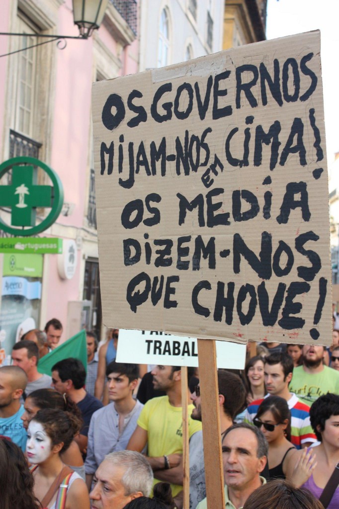 "Os governos mijam-nos em cima! Os media dizem-nos que chove" (Coimbra, 15/10/2011). Foto de Aurélio Malva partilhada no Facebook.