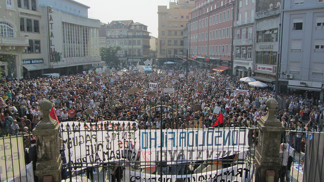 Συγκέντρωση στην πλατεία Batalha. Φώτο κοινοποιημένη απο την οργάνωση October15 στο Πόρτο