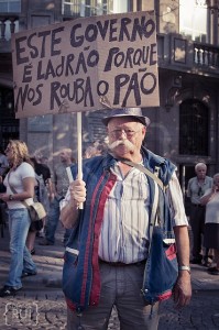 Este Governo é ladrão porque nos rouba o pão. Manifestante no Porto. Foto de Diana Rui - www.dianarui.net.