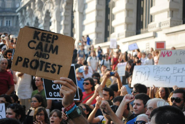 Keep calm and protest. Indignados em frente à Câmara do Porto. Foto da organização do 15 de Outubro. 