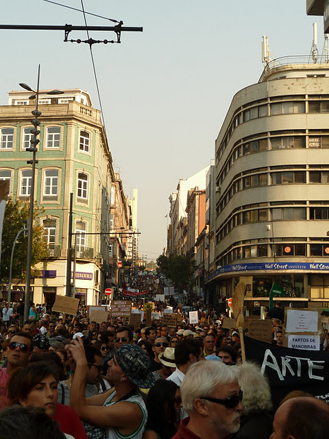 Πορεία στην οδό Passos Manuel. Φώτο κοινοποιημένη απο την οργάνωση October15 στο Πόρτο
