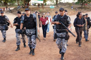 Arrivo della polizia che sgombererà il cantiere. Foto di Movimento Xingu Vivo (CC BY 3.0)