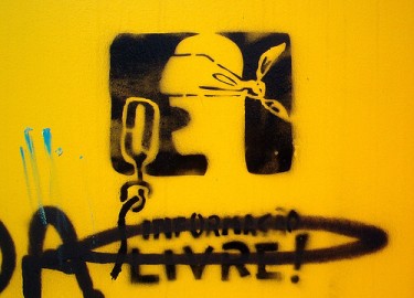 Informação livre. Foto de stencil em Lisboa por Graffiti Land no Flickr (CC BY-NC 2.0)