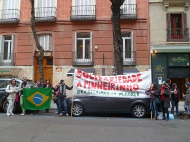 "Solidarity with Pinheirinho. Brazilians in Madrid". Protest in Madrid. Photo by Fábio TQrz, used with permission
